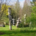 LES TOTEMS  du Gîte du Jardin de pierre Pléhédel-.JPG