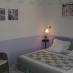 chambre provence grand lit.JPG